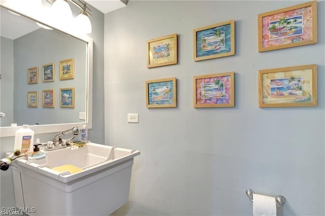 bathroom featuring a sink