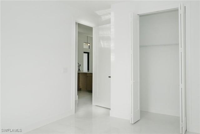 unfurnished bedroom featuring baseboards and a closet