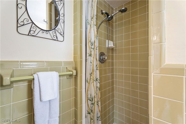 full bathroom featuring a tile shower