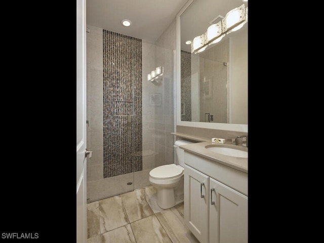 full bathroom featuring tiled shower, toilet, vanity, and recessed lighting