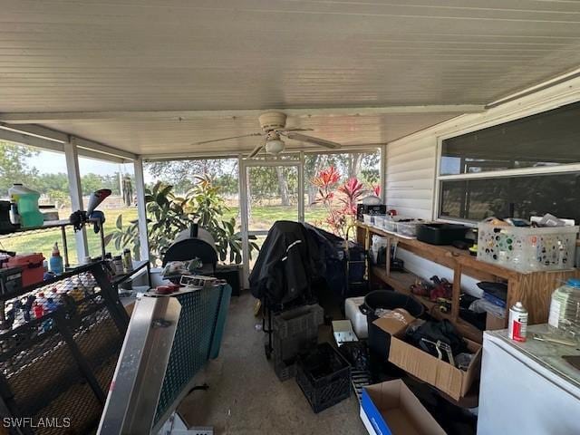 sunroom with ceiling fan