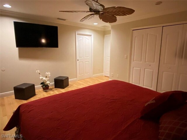 bedroom with light wood-style flooring, crown molding, baseboards, a closet, and recessed lighting