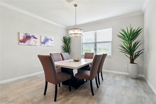 dining space with ornamental molding, a notable chandelier, light wood-style flooring, and baseboards