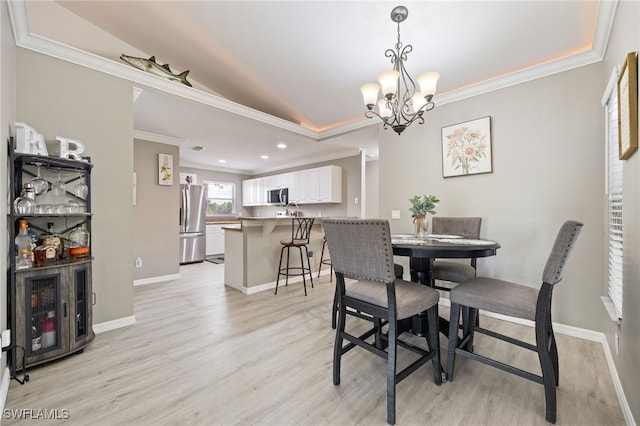 dining area with a chandelier, light wood finished floors, crown molding, recessed lighting, and baseboards