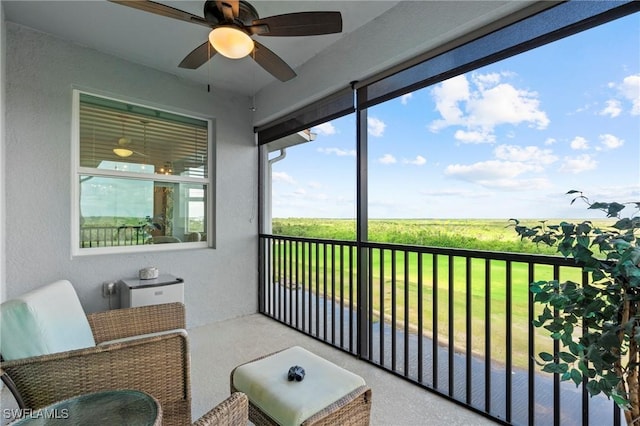 sunroom with ceiling fan