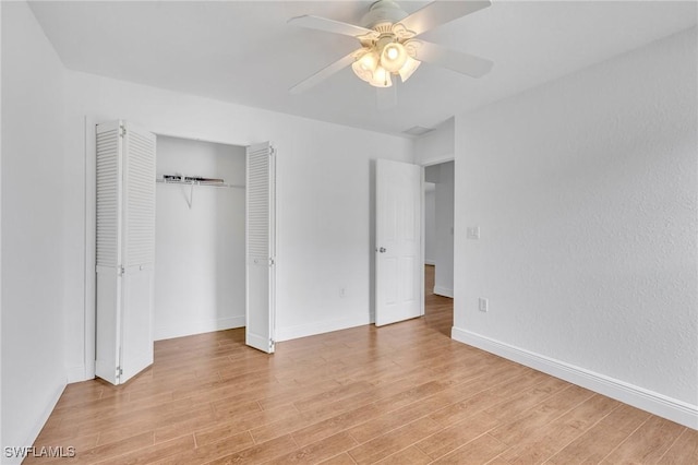 unfurnished bedroom featuring light wood-style floors, baseboards, a closet, and ceiling fan