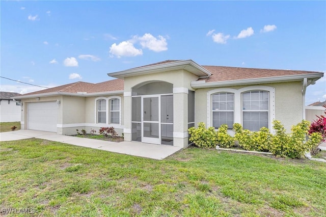 view of front of property with stucco siding, a garage, a front yard, and driveway