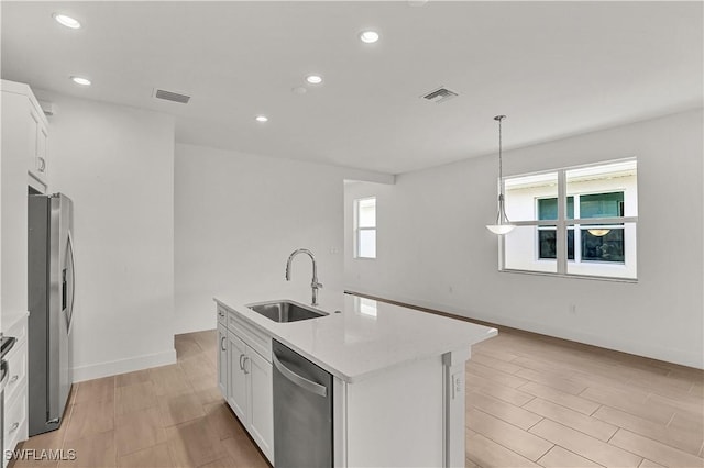 kitchen featuring a sink, stainless steel appliances, visible vents, and recessed lighting