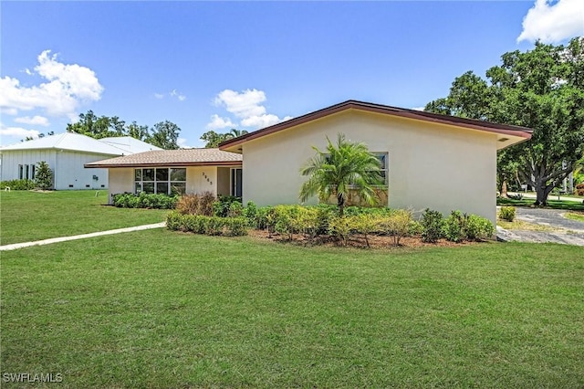 3965 W Riverside Dr, Fort Myers, FL 33901 - single story home with stucco siding and a front yard