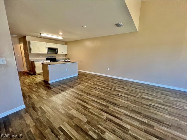kitchen with stainless steel appliances, baseboards, dark wood-style flooring, a sink, and recessed lighting