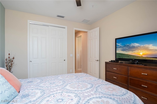 bedroom featuring ceiling fan, visible vents, and a closet