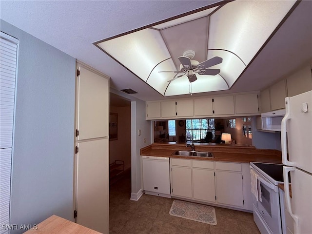 kitchen featuring ceiling fan, visible vents, a sink, white appliances, and light tile patterned flooring