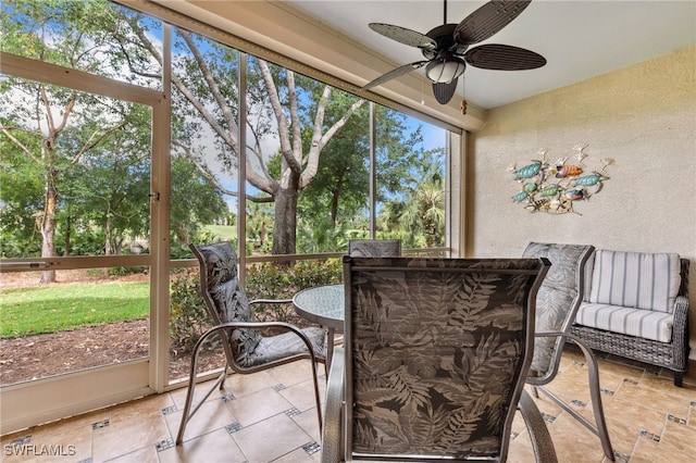 sunroom with ceiling fan