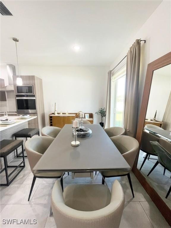 dining room with visible vents and recessed lighting