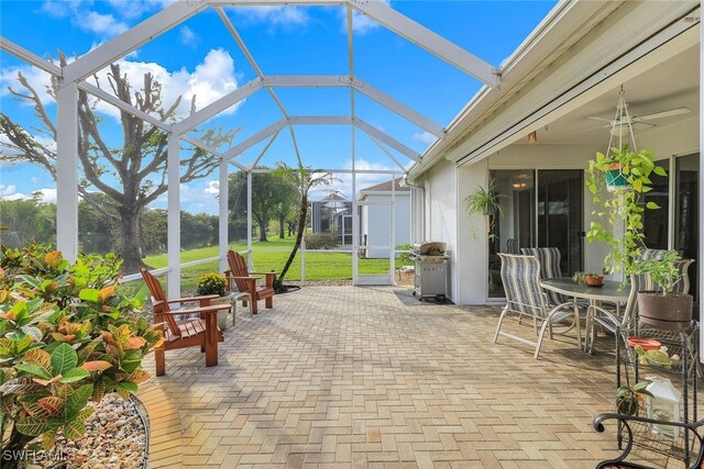 sunroom / solarium with a ceiling fan