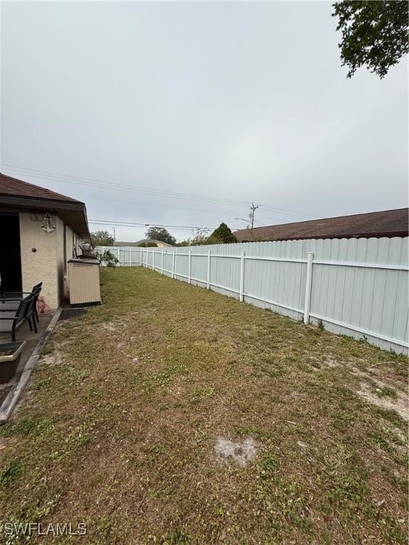 view of yard featuring a fenced backyard