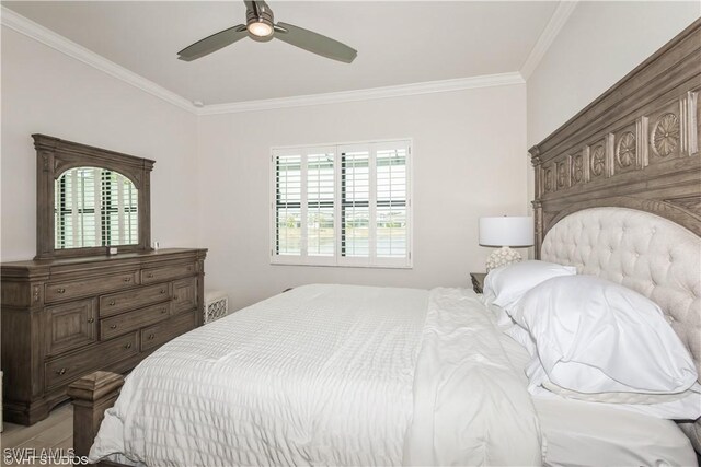 bedroom featuring crown molding, multiple windows, light wood finished floors, and ceiling fan