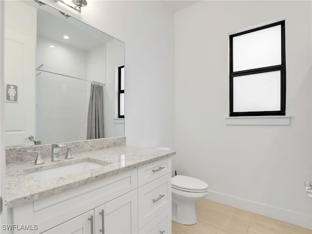 full bath with vanity, baseboards, a shower with shower curtain, and toilet