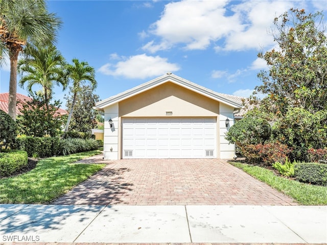 28902 Vermillion Ln, Bonita Springs, FL 34135 - ranch-style home featuring decorative driveway and stucco siding