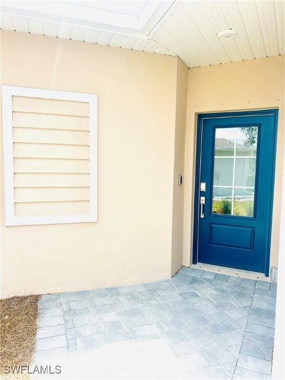 property entrance featuring stucco siding