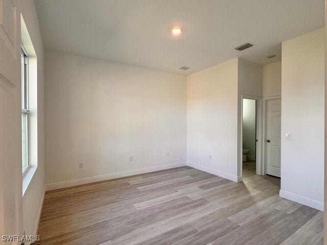unfurnished room featuring light wood finished floors, baseboards, visible vents, and recessed lighting