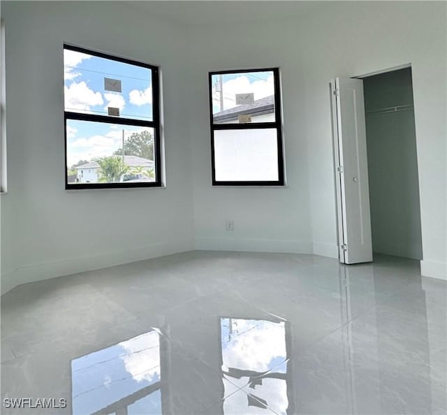 unfurnished bedroom featuring baseboards and a closet