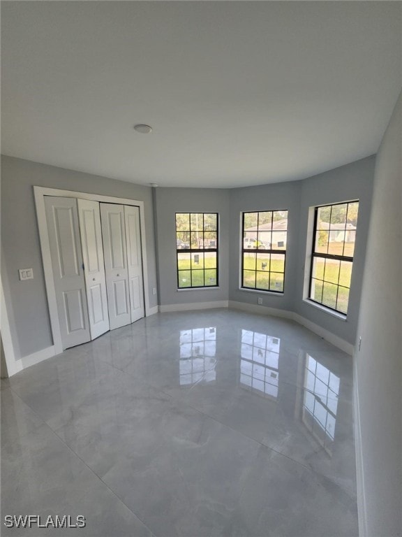 unfurnished bedroom featuring baseboards and a closet