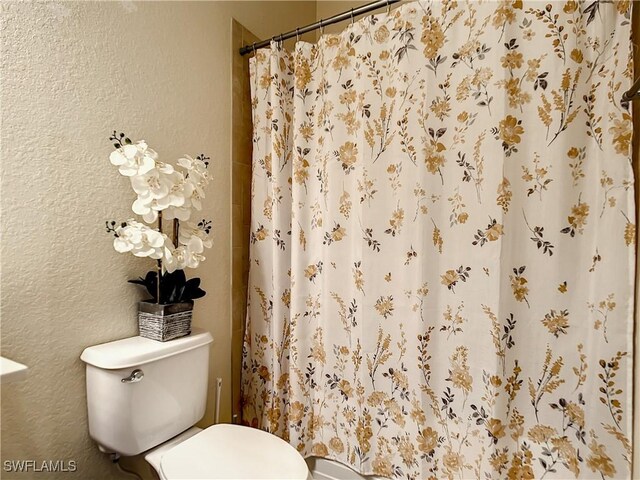 2846 Via Piazza Loop, Fort Myers, FL 33905 - full bath featuring toilet, a shower with curtain, and a textured wall