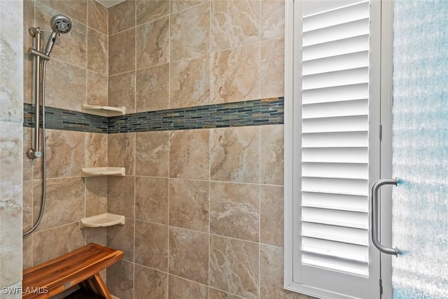 bathroom featuring tiled shower