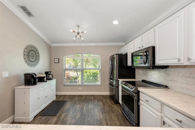 kitchen featuring visible vents, ornamental molding, baseboards, a chandelier, and appliances with stainless steel finishes