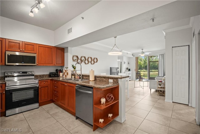 kitchen featuring a sink, a peninsula, visible vents, ceiling fan, and appliances with stainless steel finishes