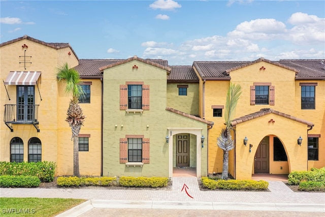 view of front of property featuring stucco siding and a tiled roof