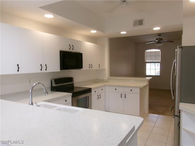 kitchen featuring stainless steel appliances, a peninsula, recessed lighting, a ceiling fan, and a sink