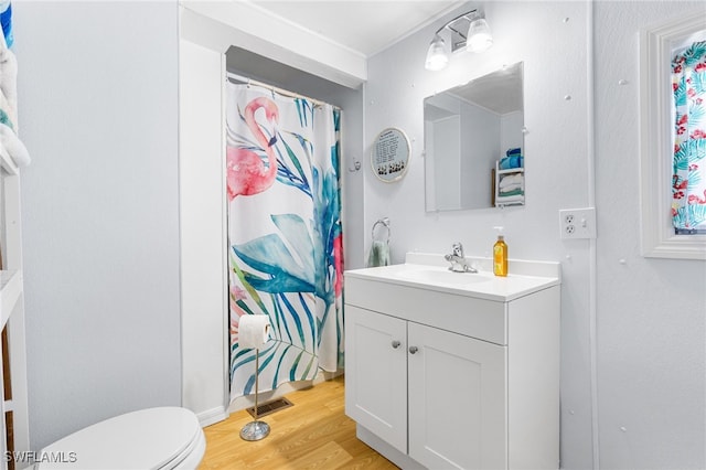 full bath with toilet, wood finished floors, vanity, visible vents, and a shower with shower curtain