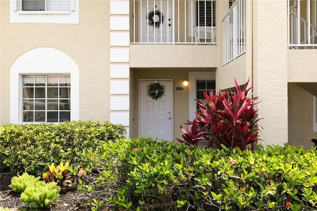 property entrance featuring stucco siding