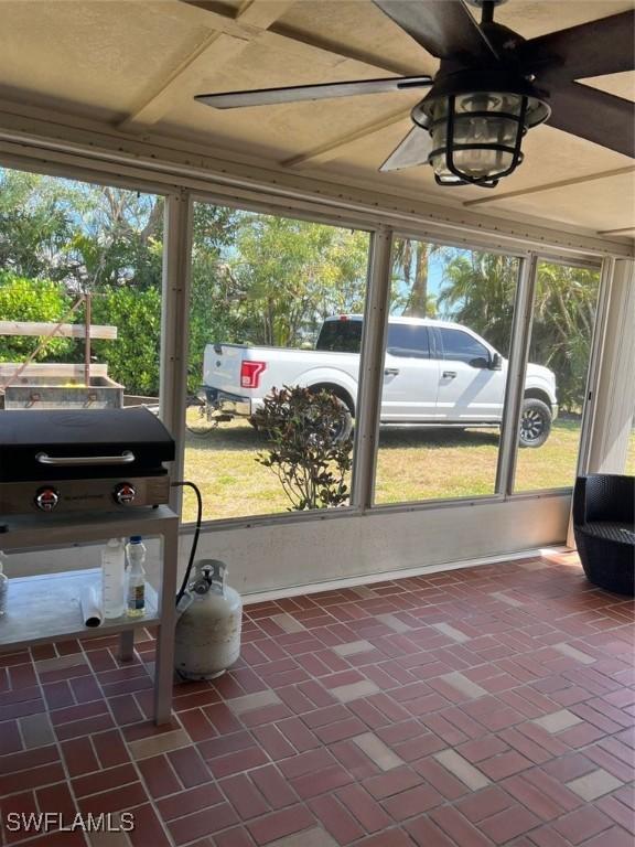 sunroom / solarium with ceiling fan