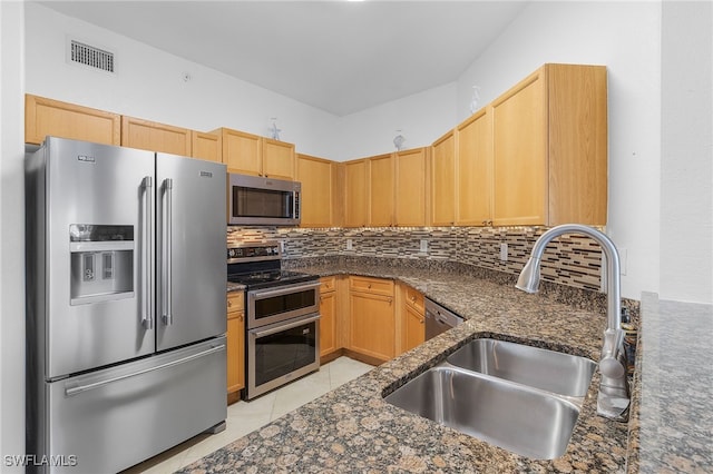 kitchen featuring visible vents, tasteful backsplash, appliances with stainless steel finishes, and a sink
