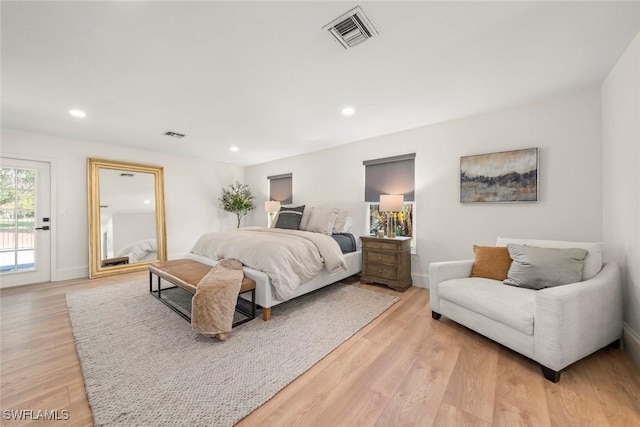 bedroom featuring light wood finished floors, visible vents, baseboards, and recessed lighting
