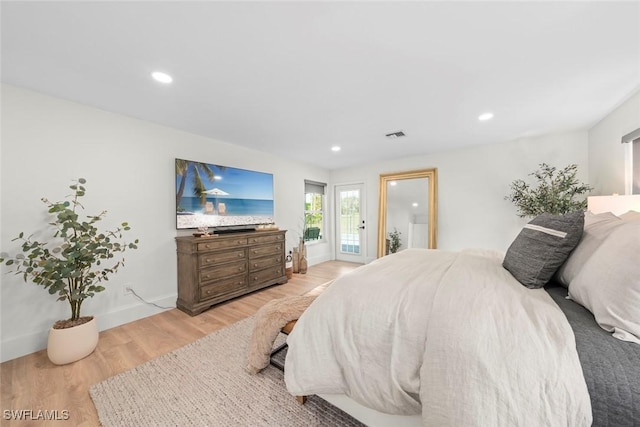 bedroom featuring light wood-style floors, visible vents, and recessed lighting