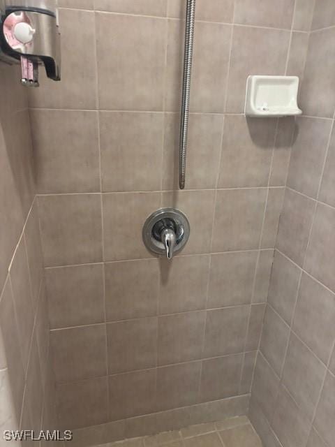 full bathroom featuring a tile shower