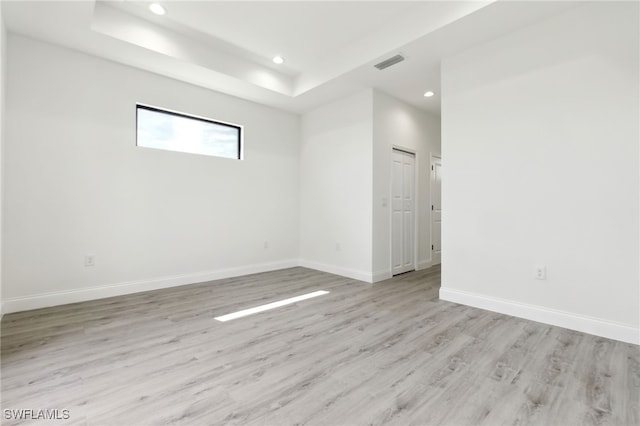 unfurnished room with light wood finished floors, visible vents, baseboards, and recessed lighting