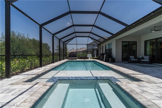 outdoor pool featuring a patio area, an in ground hot tub, and ceiling fan
