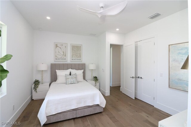 bedroom featuring wood finished floors, visible vents, baseboards, ceiling fan, and recessed lighting