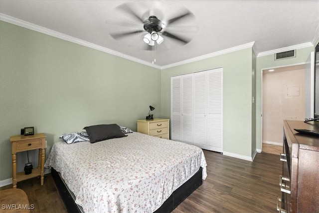 bedroom featuring baseboards, dark wood-style flooring, ornamental molding, a closet, and a ceiling fan