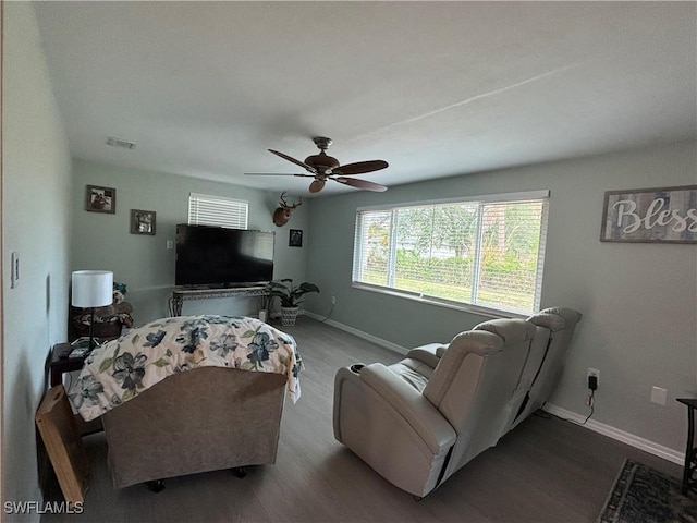 living room featuring visible vents, wood finished floors, and baseboards