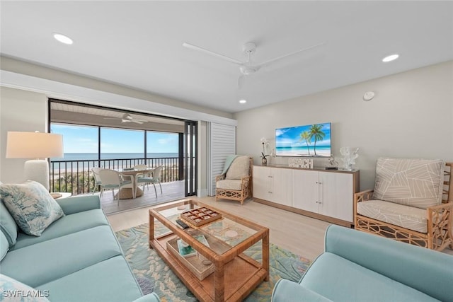 living area with light wood-style flooring, ceiling fan, and recessed lighting