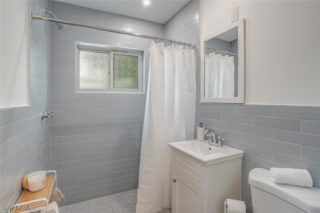 1478 Cordova Ave, Fort Myers, FL 33901 - bathroom featuring tile walls, tiled shower, vanity, and toilet