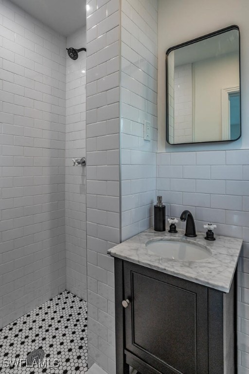 1478 Cordova Ave, Fort Myers, FL 33901 - bathroom featuring tiled shower and vanity
