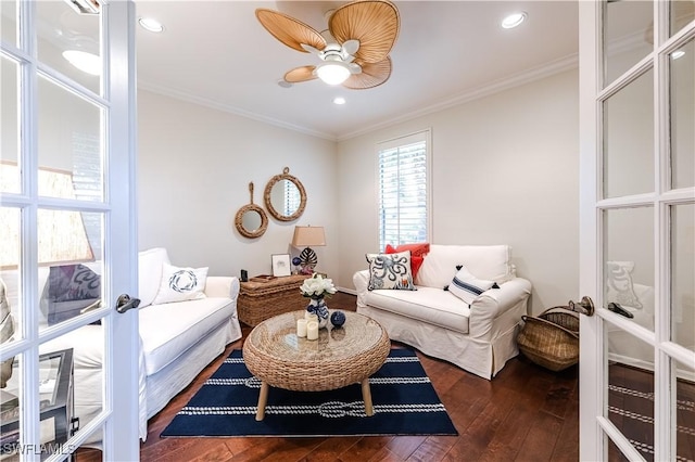 living area with dark wood-type flooring, ornamental molding, a ceiling fan, and recessed lighting