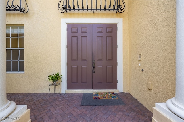 view of exterior entry with stucco siding